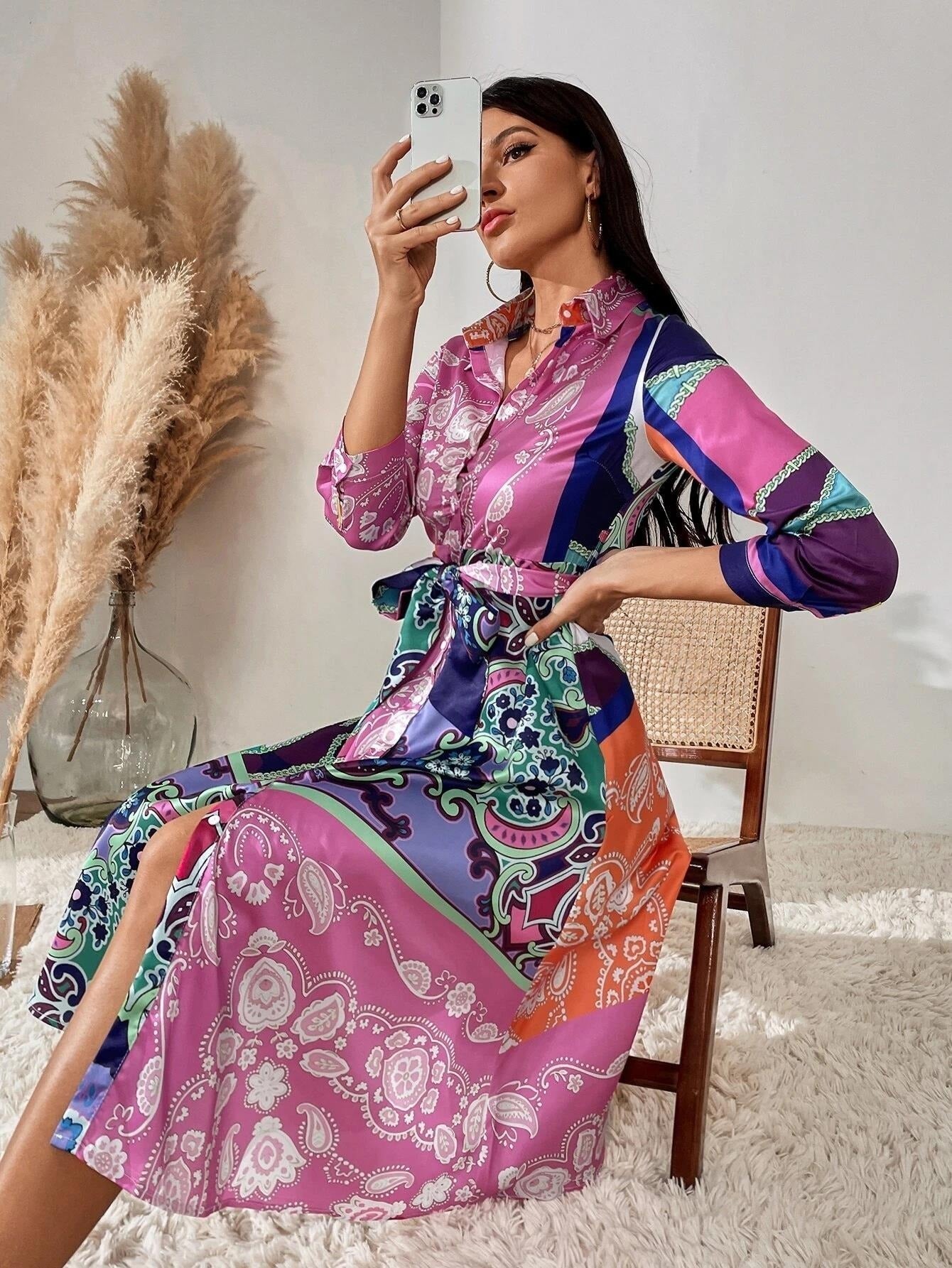 Košilové šaty s páskem a potiskem