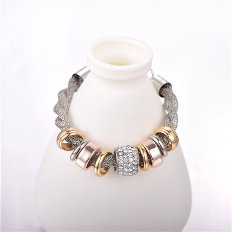 Náramek s přízvukem pleteného kroužku