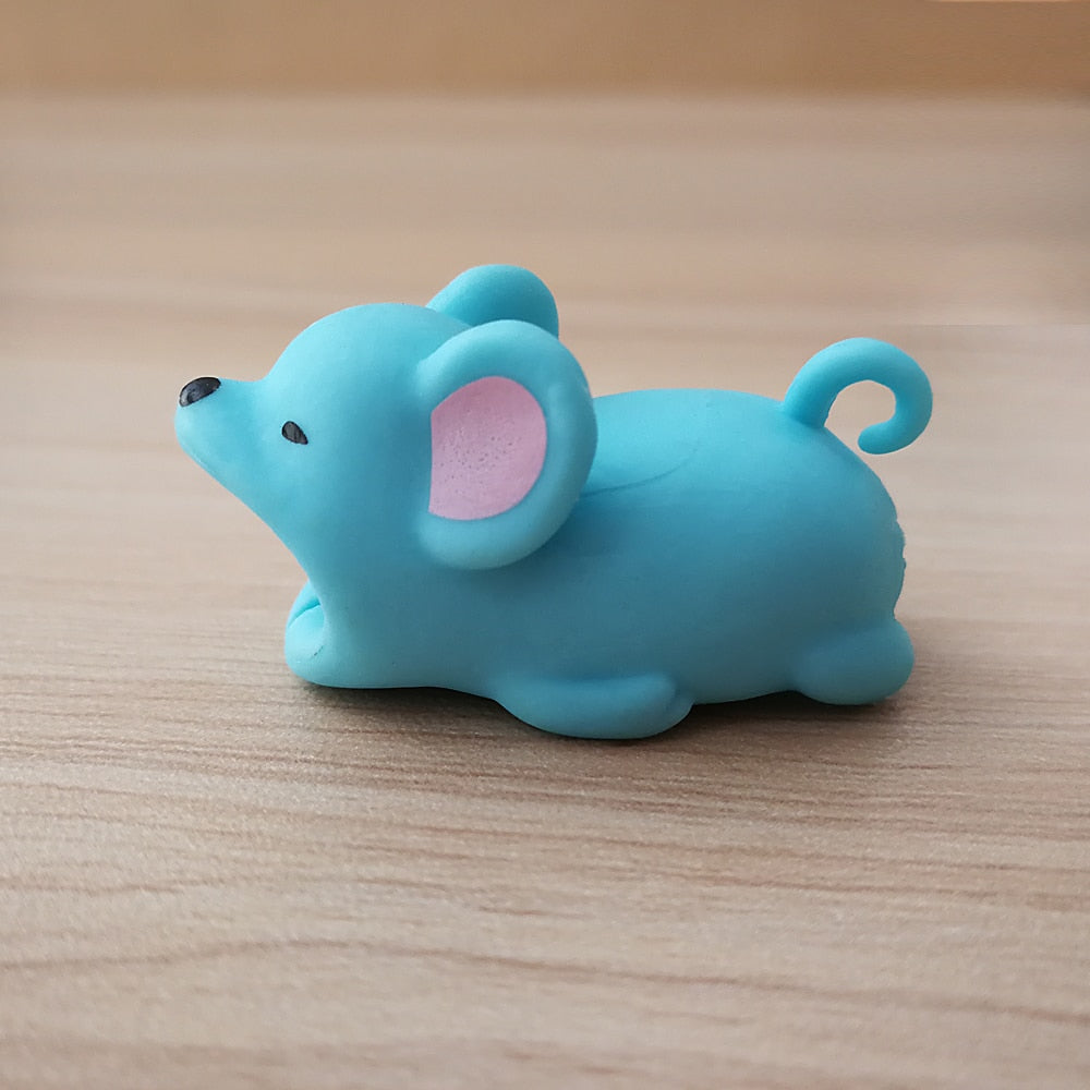 Roztomilá zvířata koušou kryty kabelů