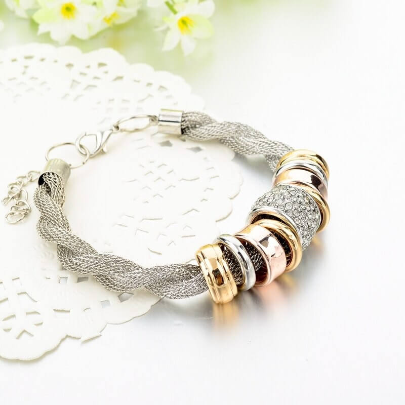 Náramek s přízvukem pleteného kroužku