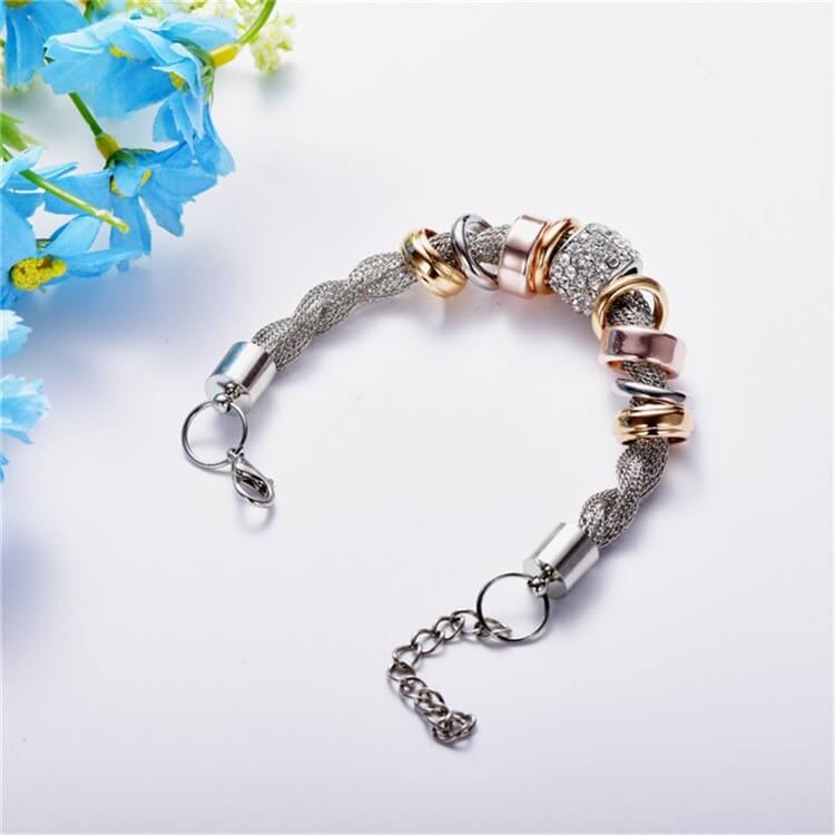 Náramek s přízvukem pleteného kroužku