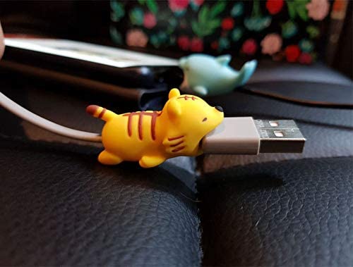 Roztomilá zvířata koušou kryty kabelů