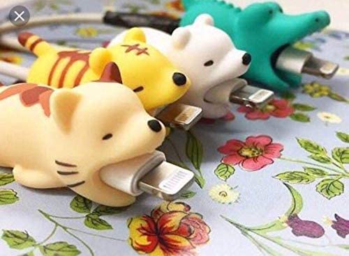 Roztomilá zvířata koušou kryty kabelů