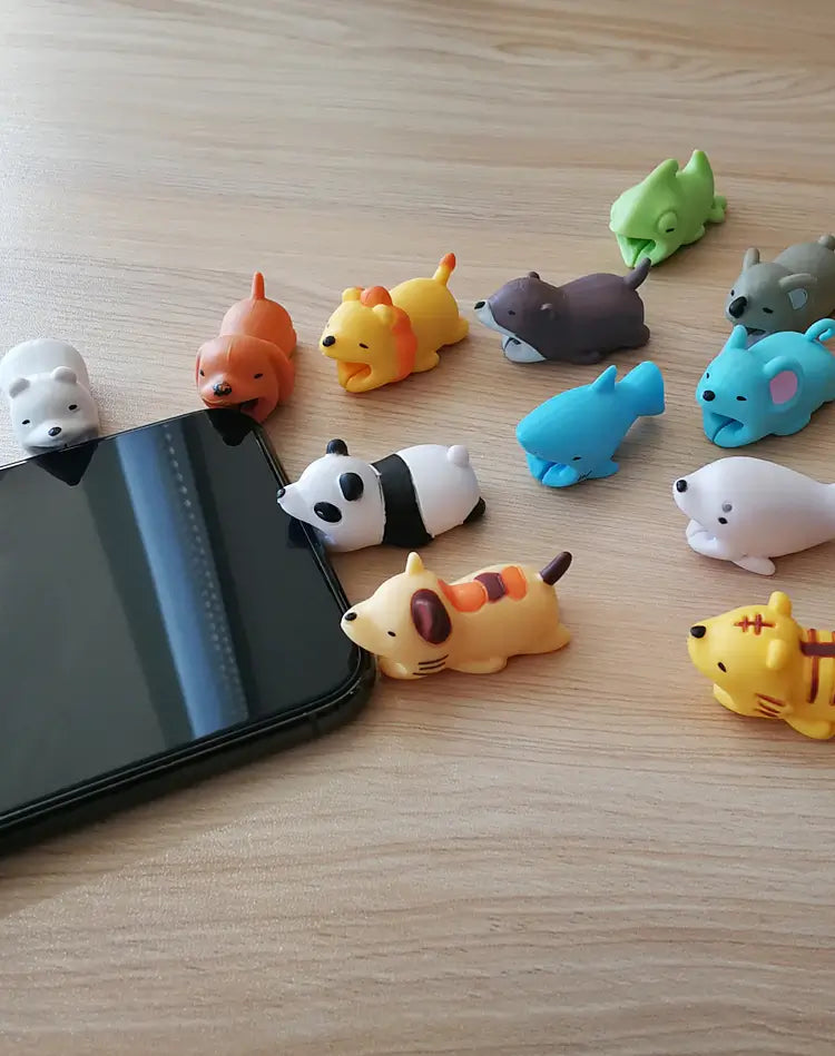 Roztomilá zvířata koušou kryty kabelů