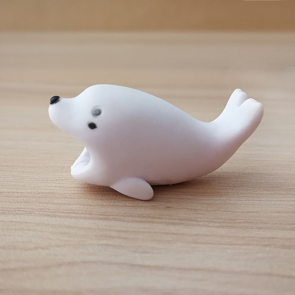 Roztomilá zvířata koušou kryty kabelů