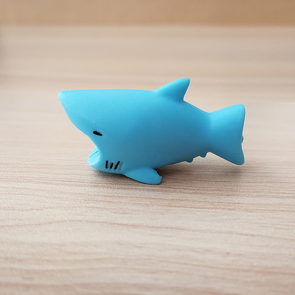 Roztomilá zvířata koušou kryty kabelů