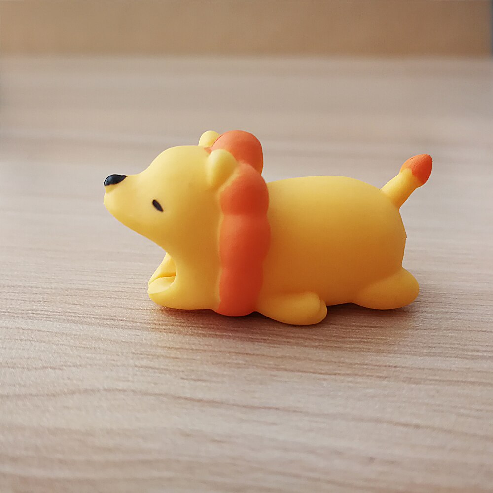 Roztomilá zvířata koušou kryty kabelů