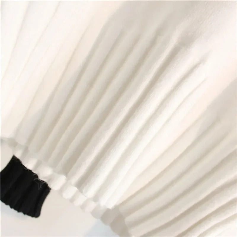 Dámský žebrovaný svetr s úzkým želvím výstřihem