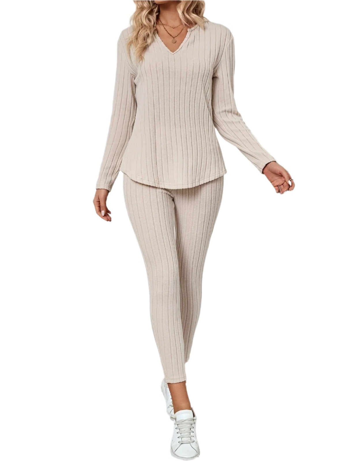 Pevný kalhotový oblek s dlouhými rukávy a výstřihem do V